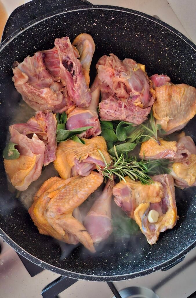 Faraona cruda in padella con burro olio erbe aromatiche