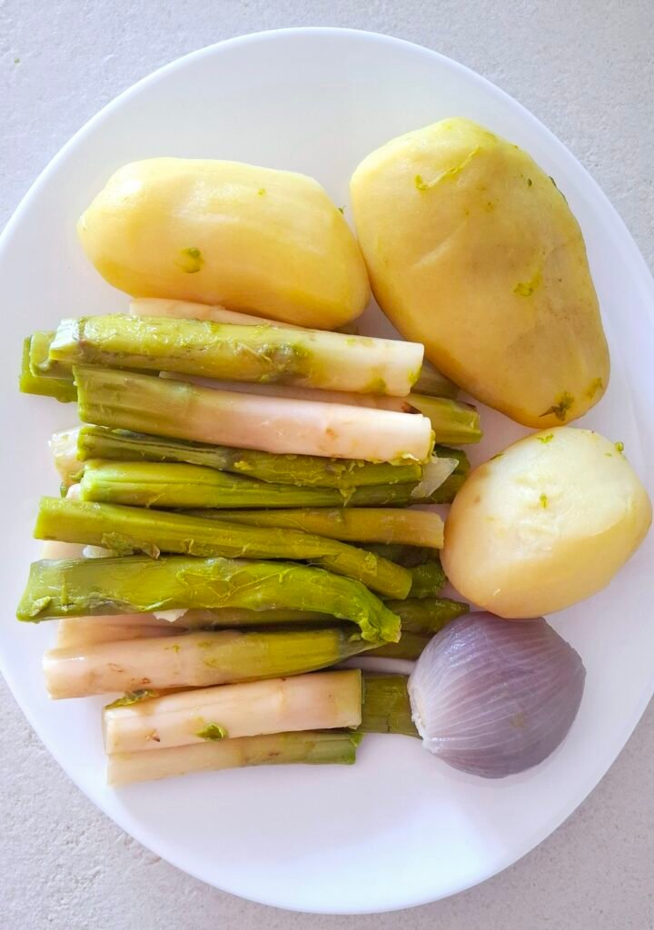 Code asparagi patate e scalogno bolliti