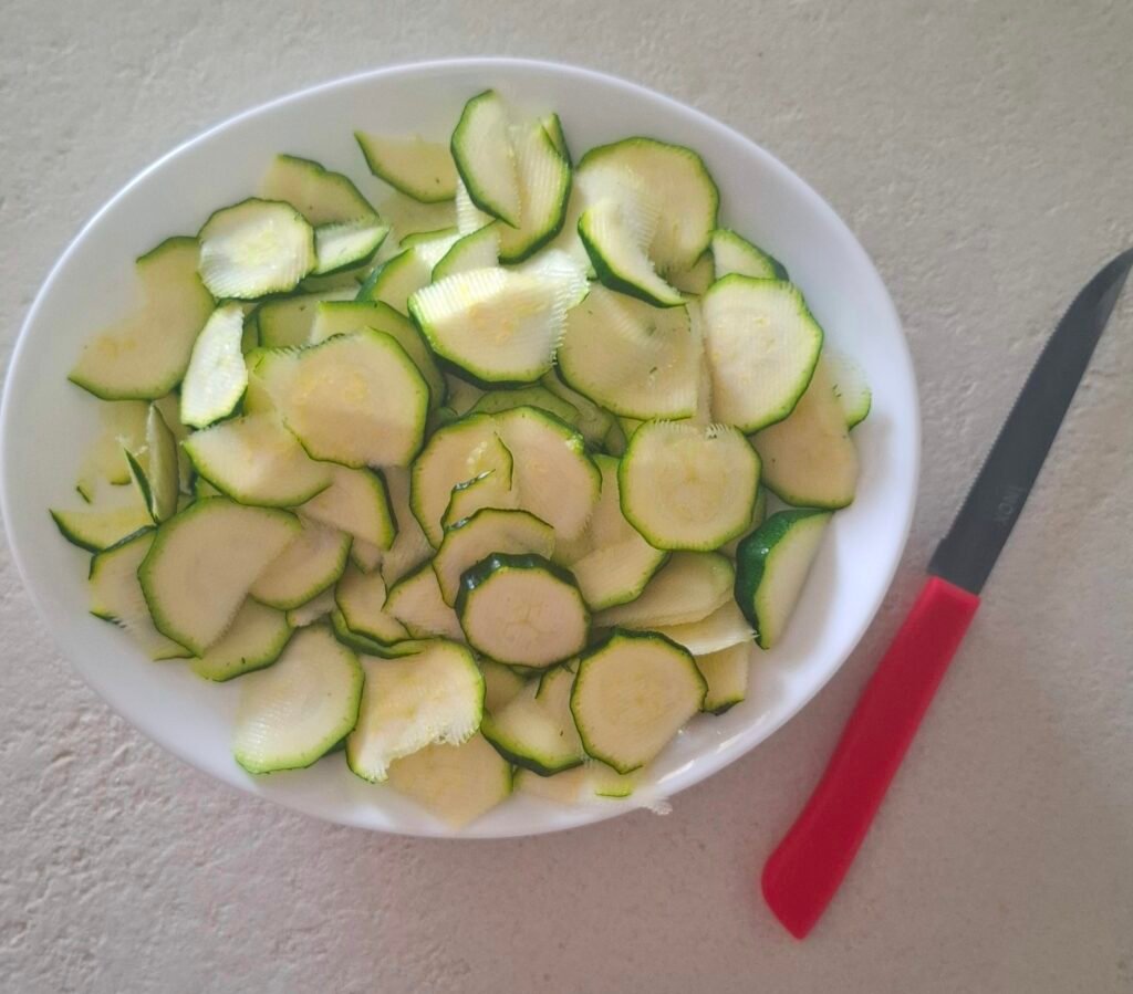 Zucchine a rondelle e coltellino