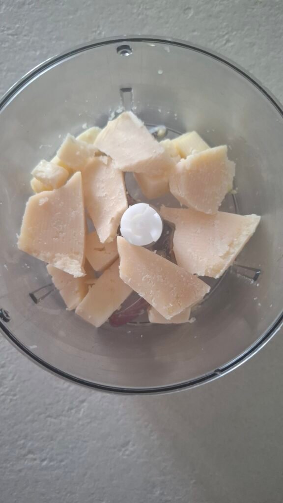 Formaggio a tocchetti nel  mixer 
