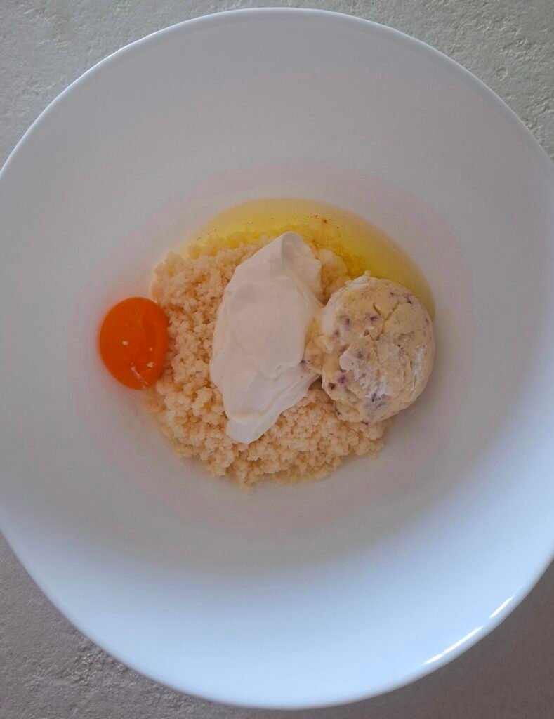 Uovo crema cipollotti panna e formaggi in terrina
