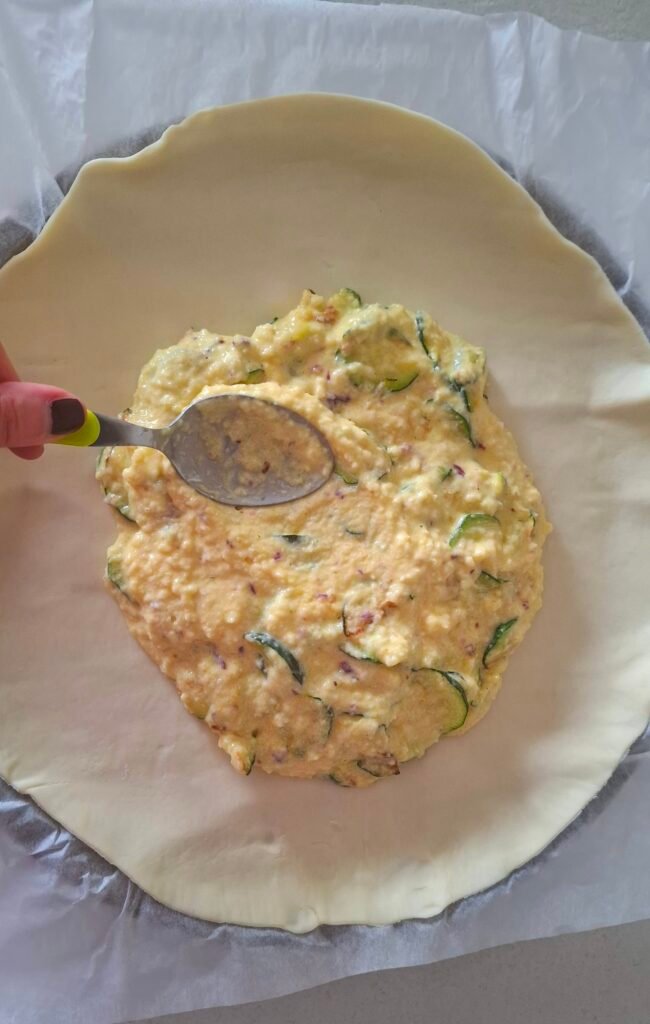Composto versato su pasta sfoglia