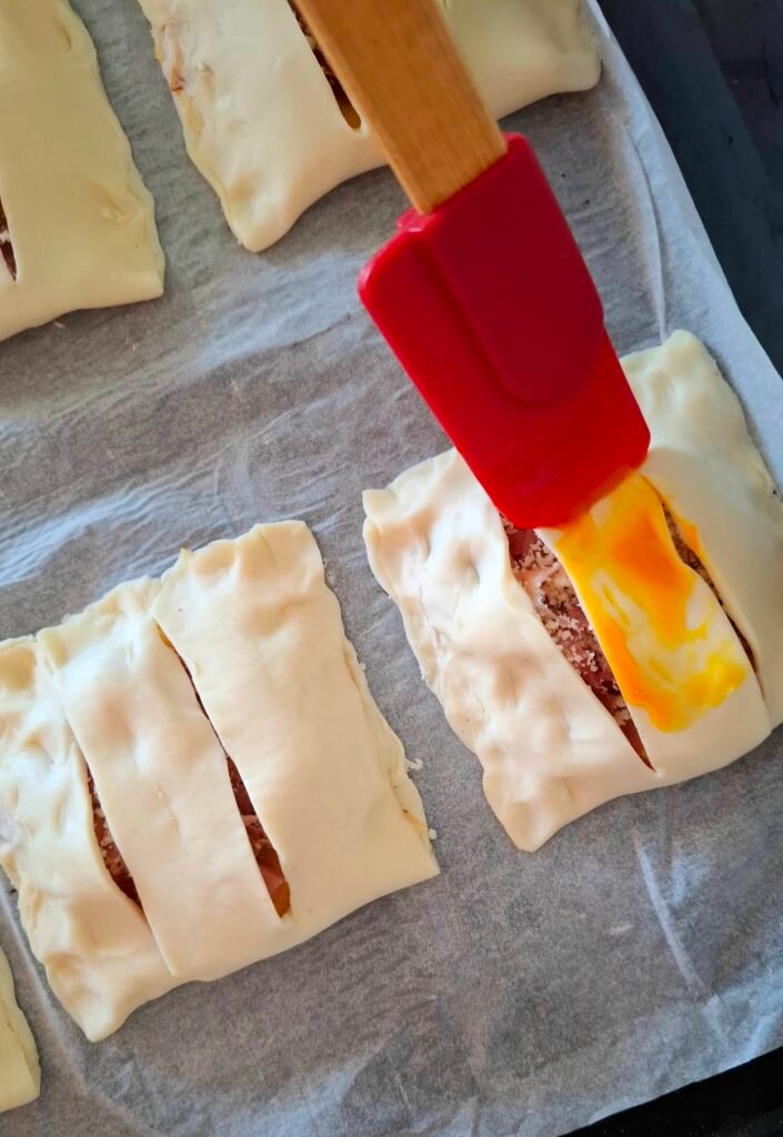 Uovo spennellato su sfoglia