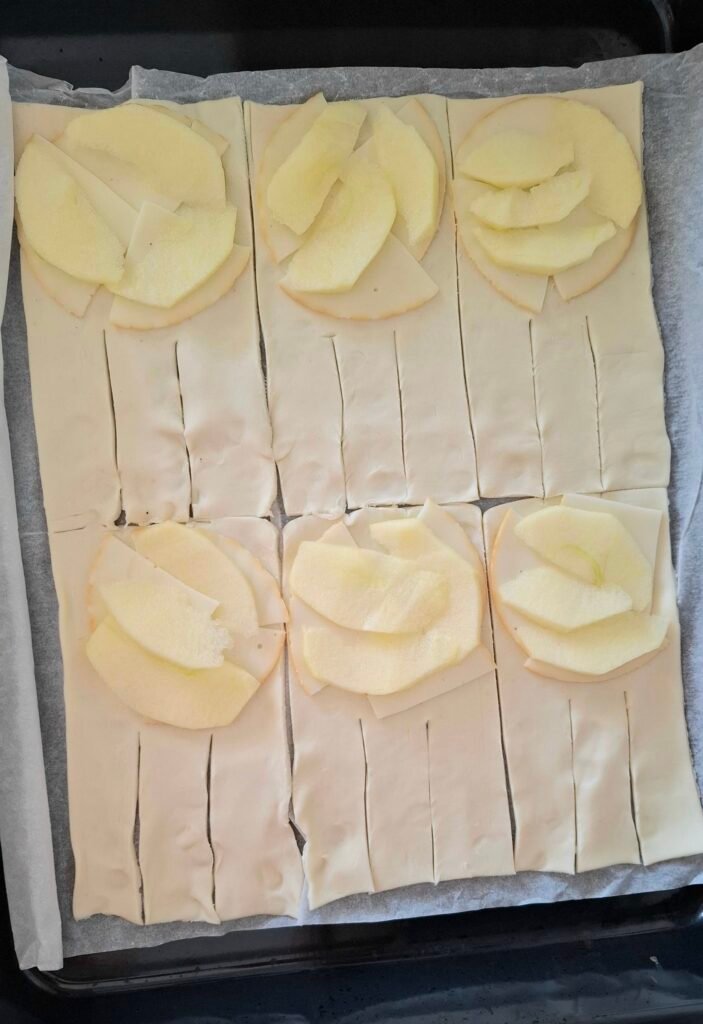 Mela sopra scamorza sopra sfoglia