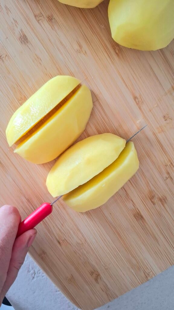 Patate tagliate a metà della metà 