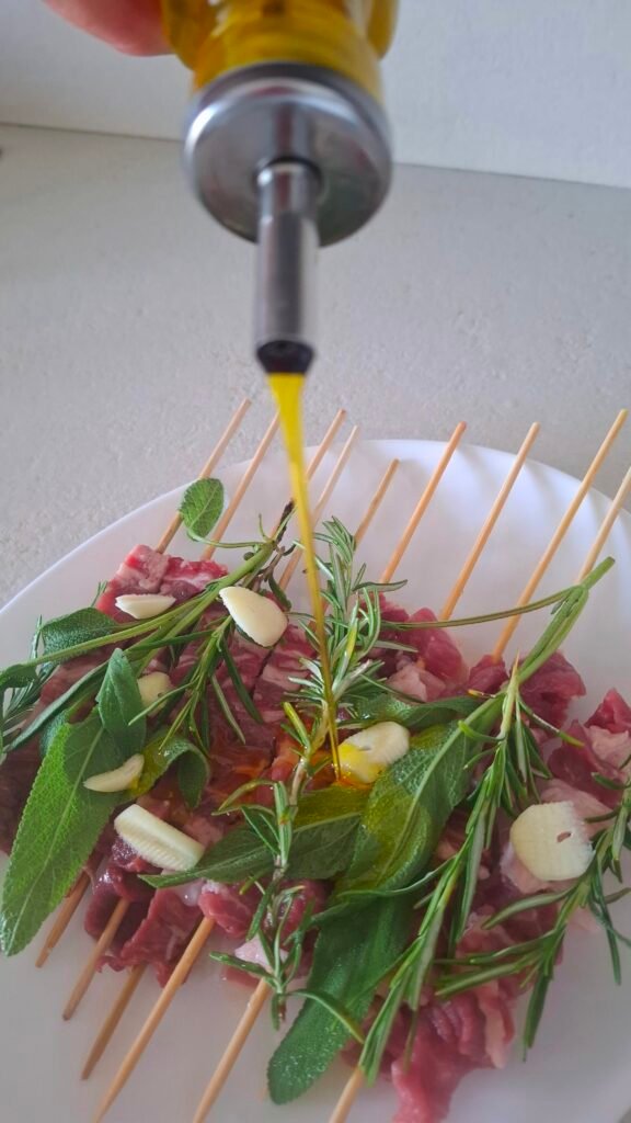 Olio evo versato su spiedini per marinatura