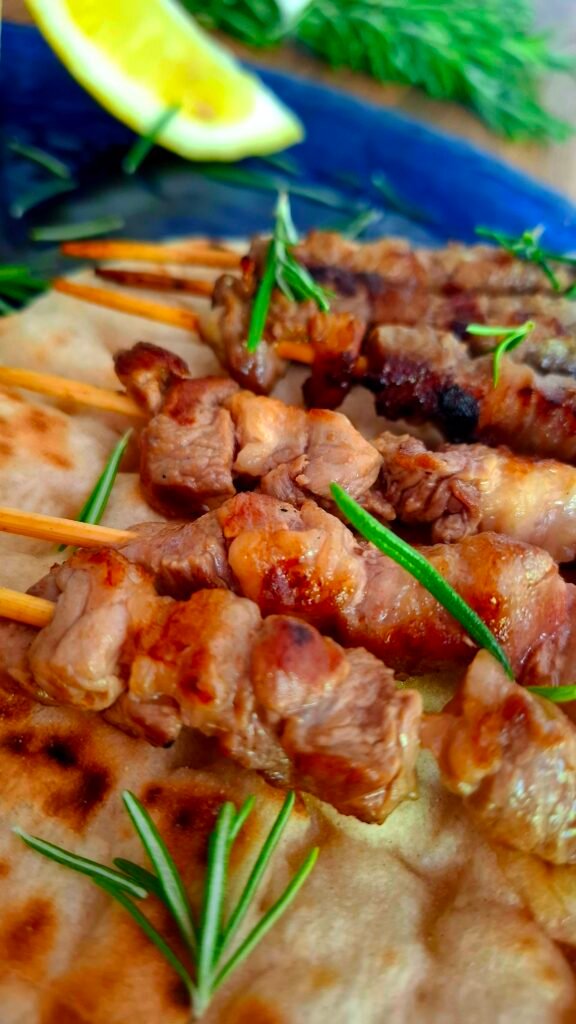 Zoom su spiedini maiale e arrosticini pecora con doratura e cottura perfetta e consistenza morbida