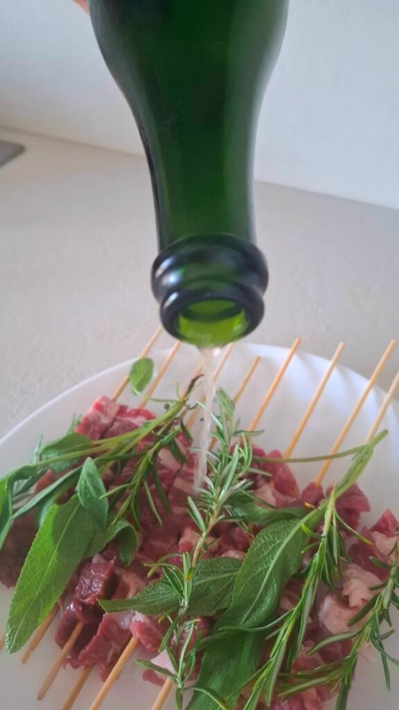 Vino versato su spiedini per marinatura