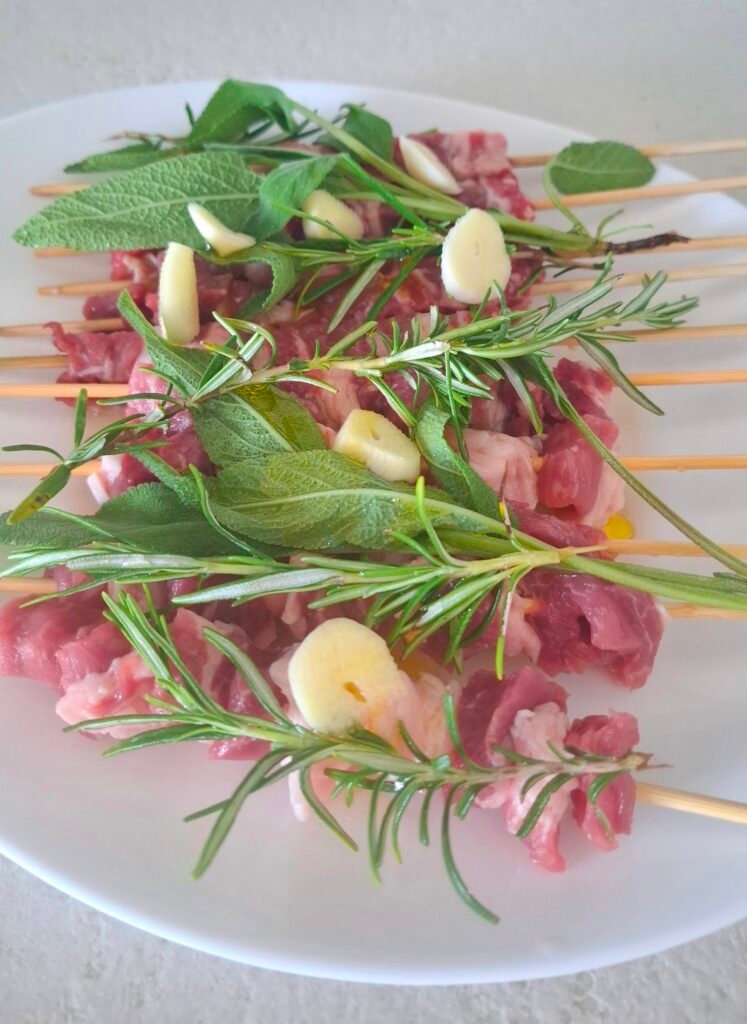 Marinatura spiedini con rosmarino e aglio e salvia