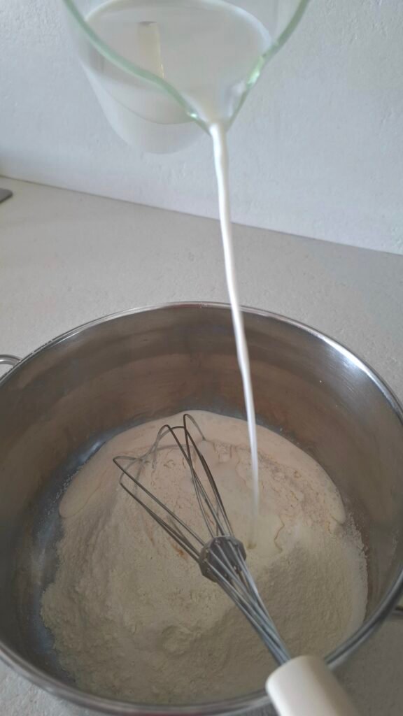 Latte versato a filo per besciamella 