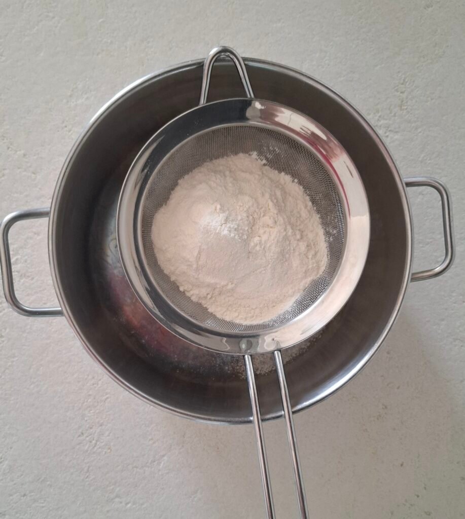 Colino che setacciata farina per besciamella