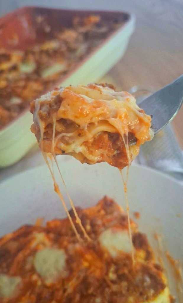 Forchetta con boccone lasagna filante