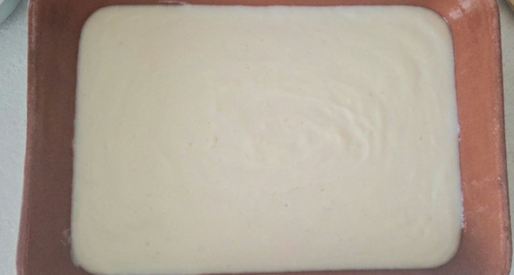 Besciamella nella pirofila primo strato lasagne