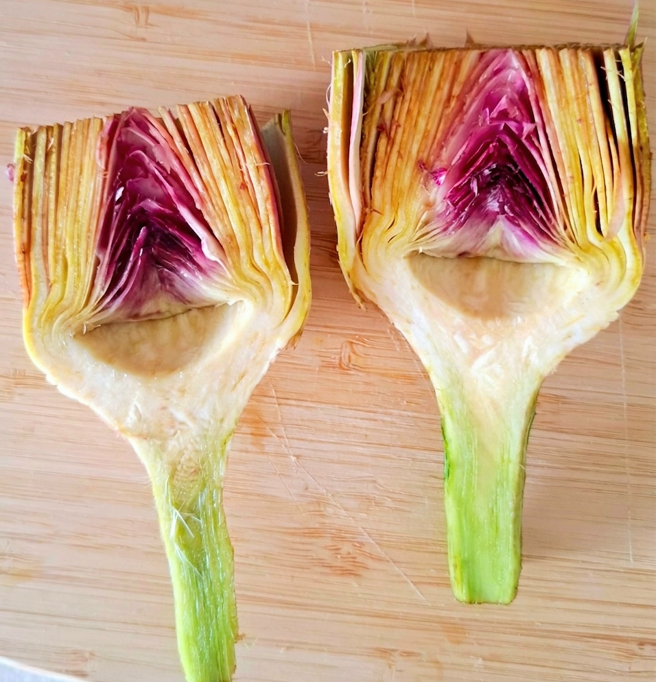 Carciofi puliti da barbetta e foglie