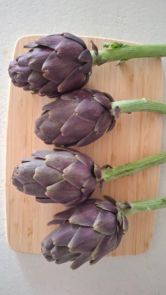 4 carciofi interi su tagliere