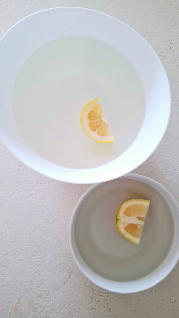 Acqua e limone in recipienti