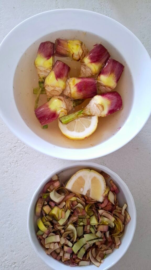 Carciofi e chios carciofi in acqua e limone