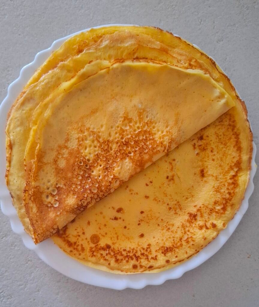 4 crepes su piatto bianco 