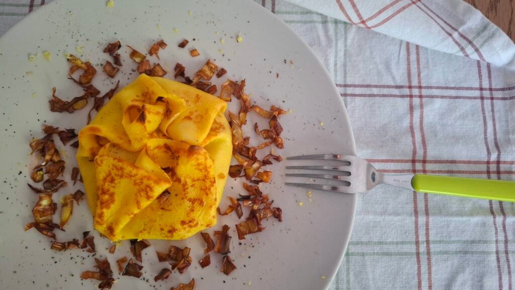 Crepes carciofi a forma di rosa con forchetta 
