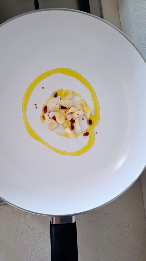 Soffritto per cicoria con aglio olio peoeroncino