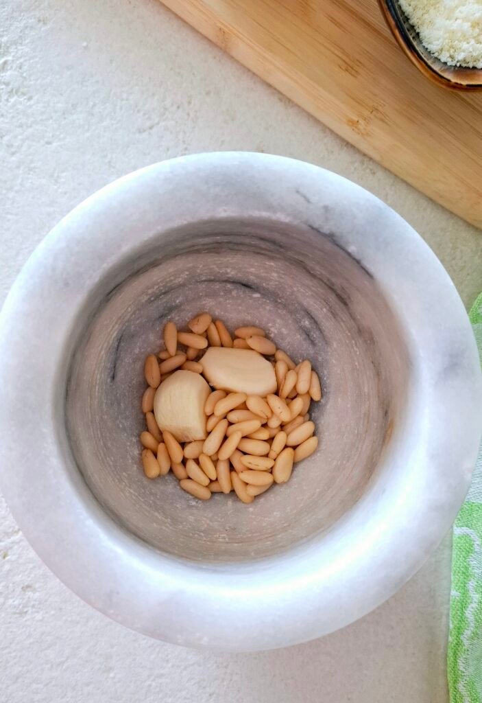 Aglio pinoli e sale nel mortaio