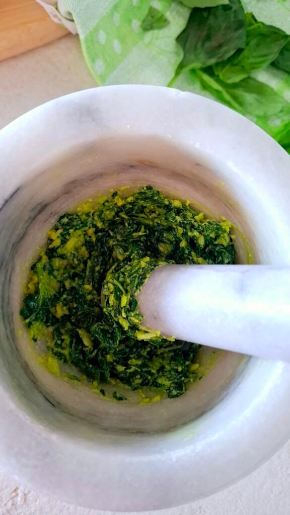 Foglie basilico nel mortaio pestate 