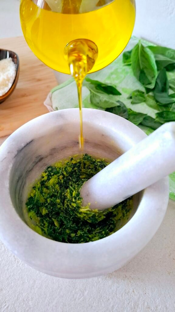 Olio evo a filo nel mortaio col pesto