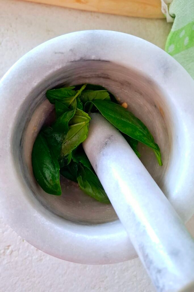 Foglie basilico nel mortaio