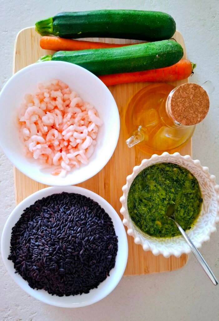 Ingredienti per insalata riso venere: riso nero, pesto, zucchine, carote, gamberetti, olio, sale 