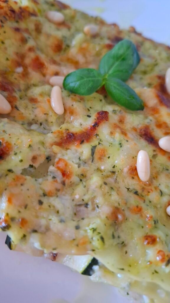 Zoom su lasagna pesto zucchine scamorza con pinoli e basilico
