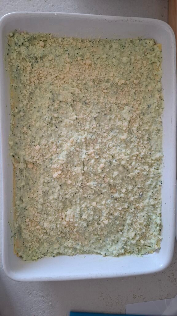 Strato di parmigiano per gratinatura finale lasagne pesto