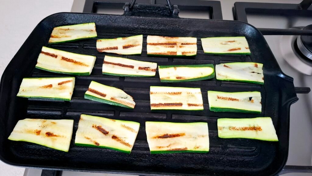 Zucchine grigliate sulla piastra ghisa