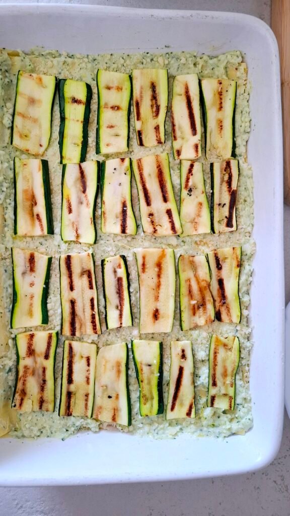 Strato di zucchine grigliate sulle lasagne pesto