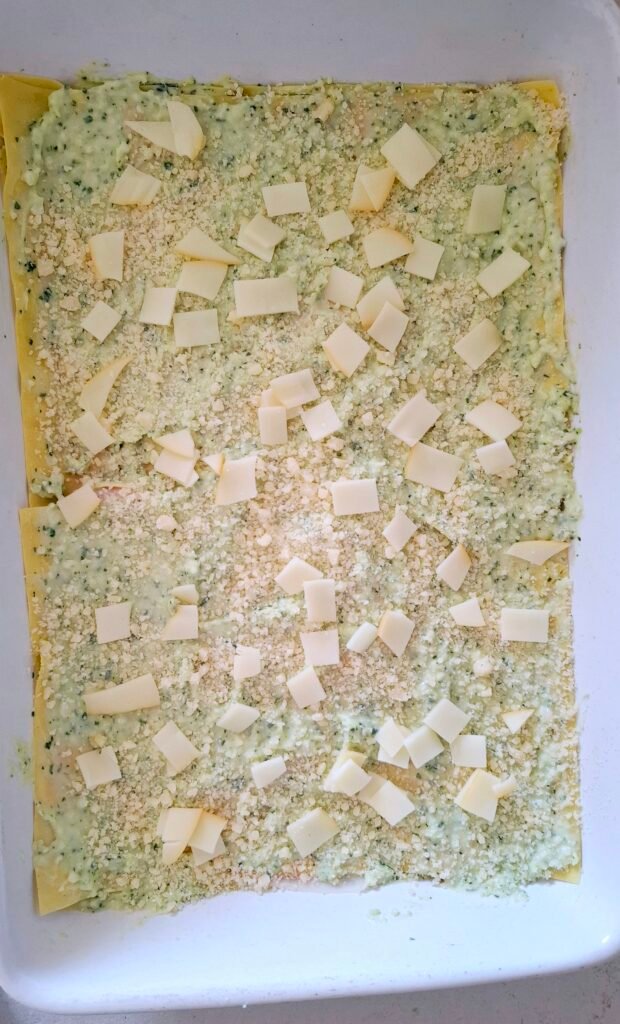 Strato di scamorza nelle lasagne pesto 