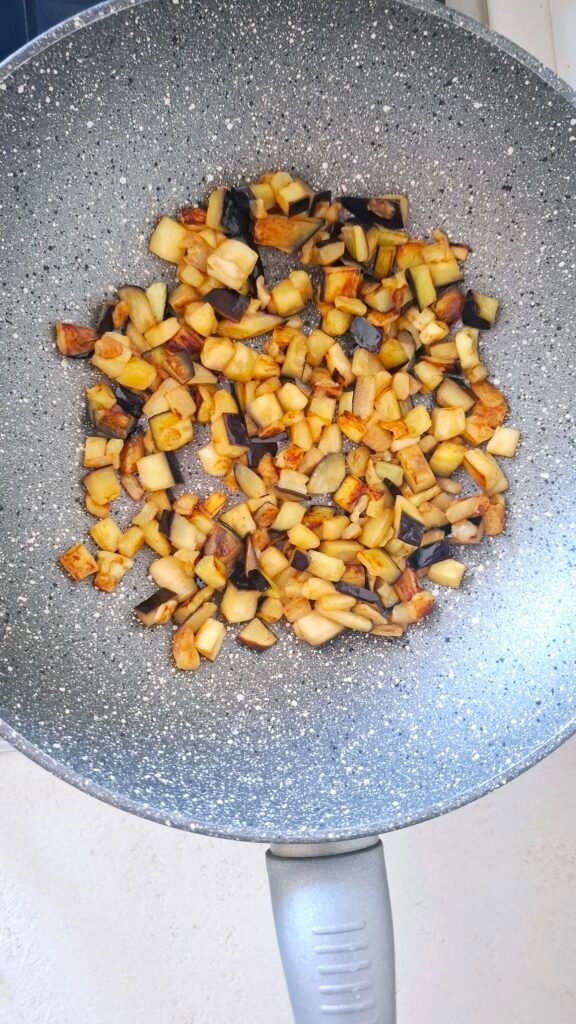 Wok con melanzana a cubetti dorati 