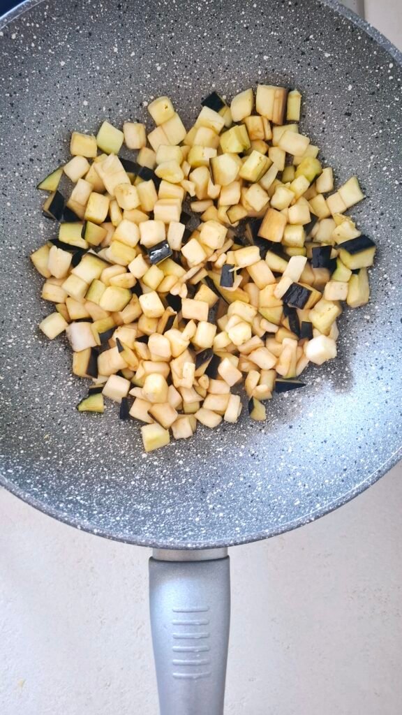 Wok con melanzana a cubetti crudi