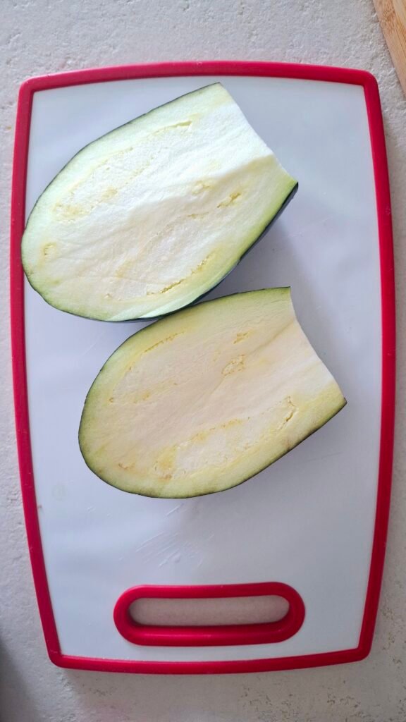 Melanzana tagliata in 2 parti