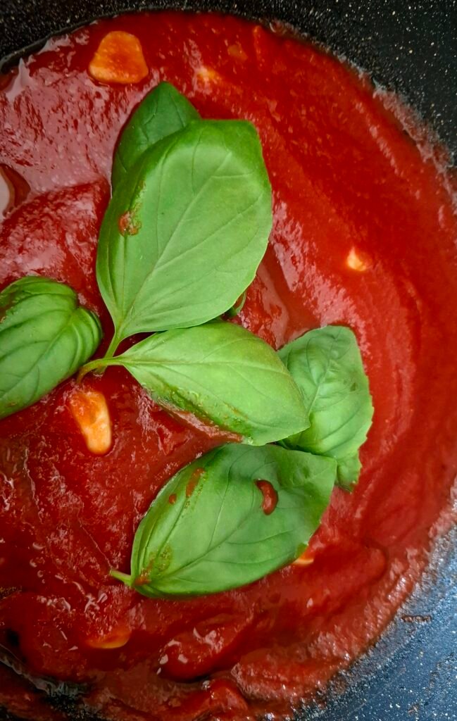 Basilico nella salsa pomodoro