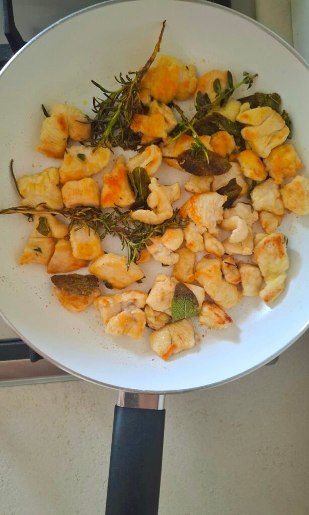 Bocconcini pollo dorati in padella