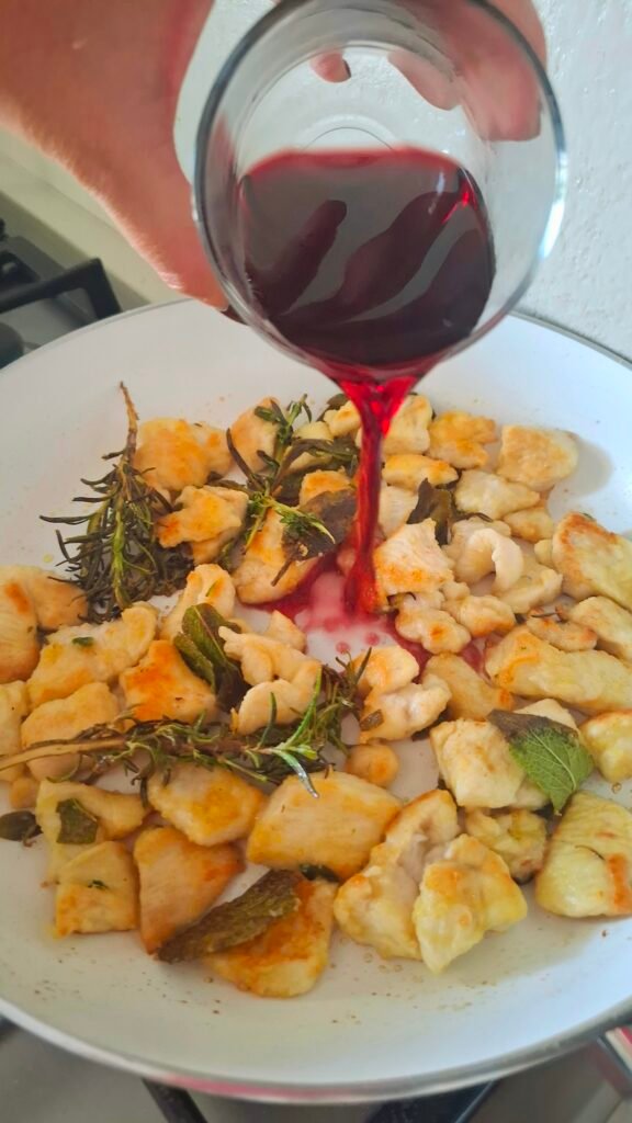 Vino rosso versato si bocconcini pollo