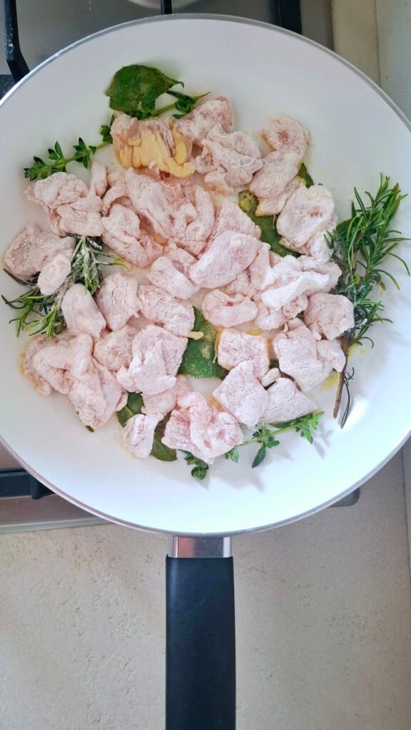 Bocconcini pollo crudi in padella antiaderente 