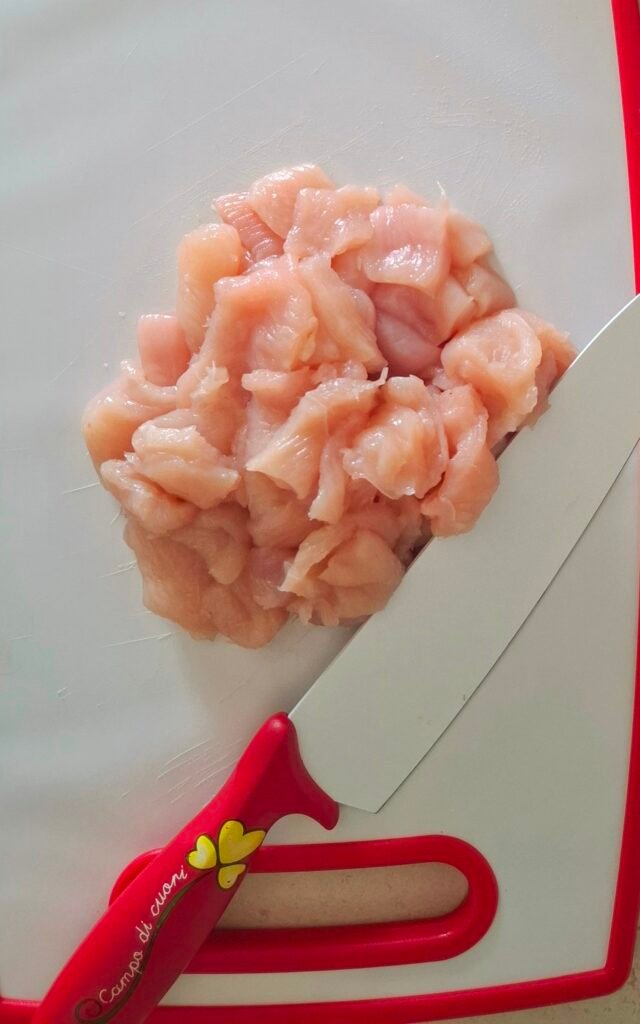 Petto pollo su tagliere tagliato a cubetti 2 cm