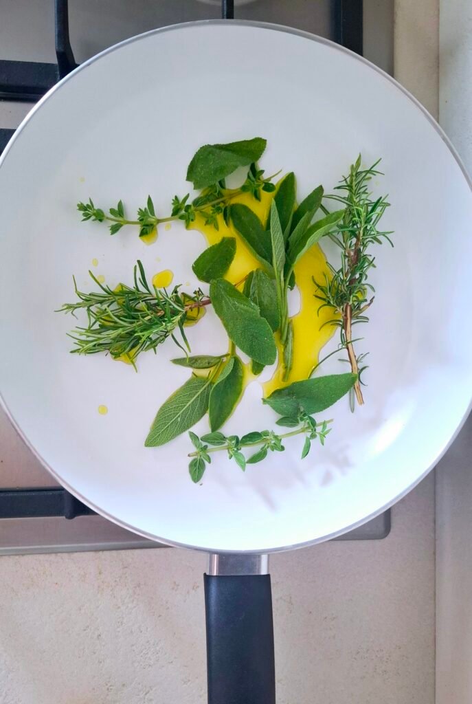 Erbe aromatiche in padella antiaderente con olio