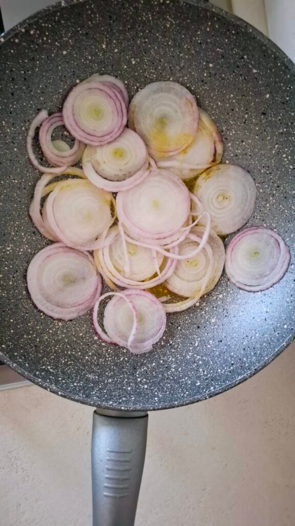 Cioolla cruda e olio in wok 