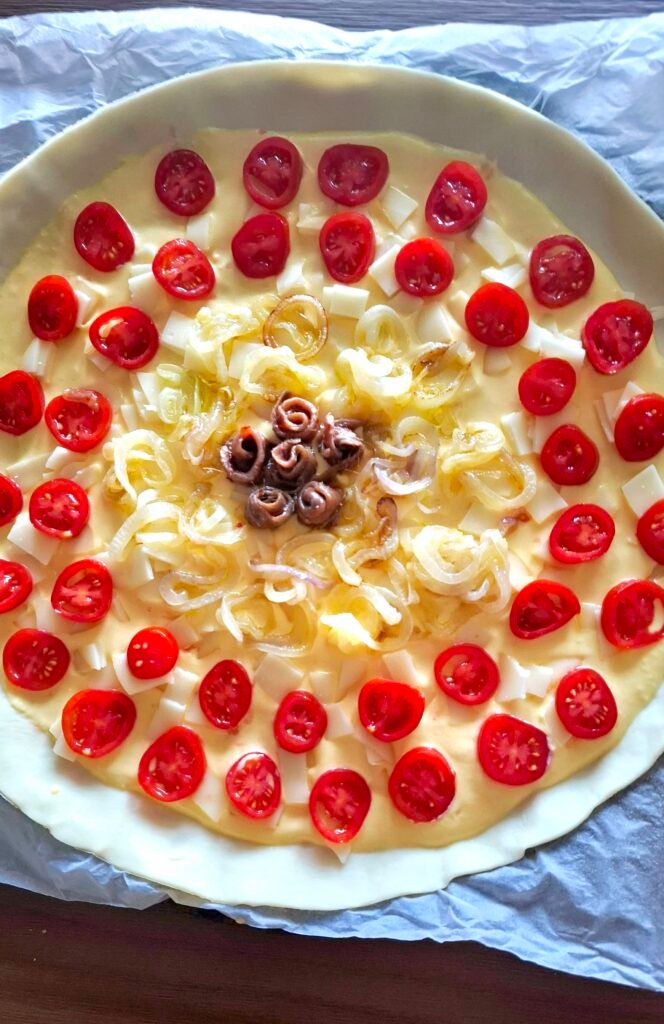 Quiche pomodorini alici cipolla pronta da infornare