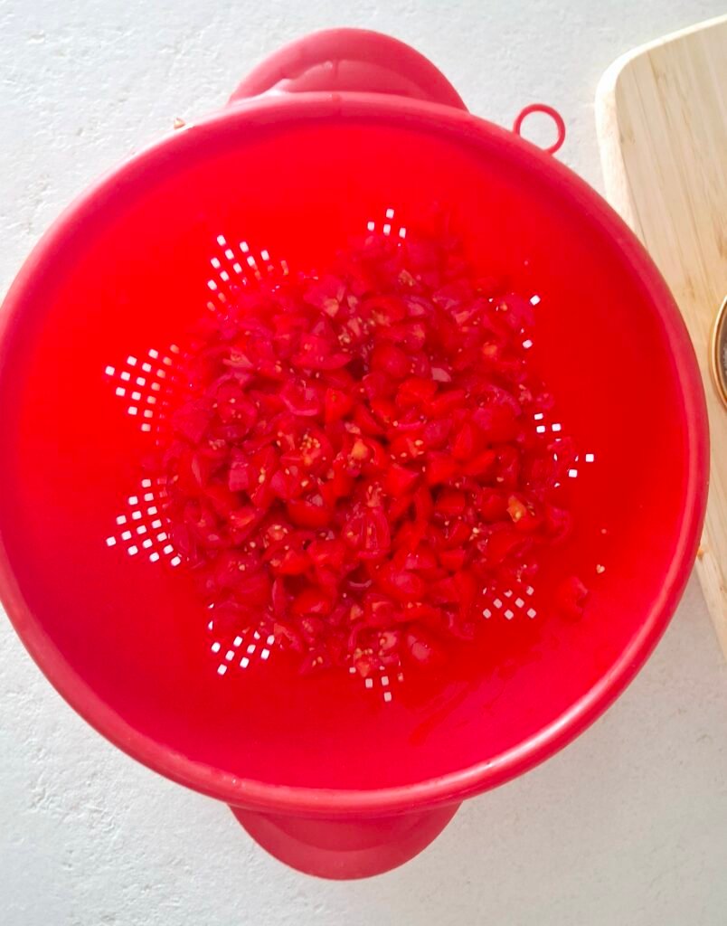Scolapasta con pomodorini a cubetti 