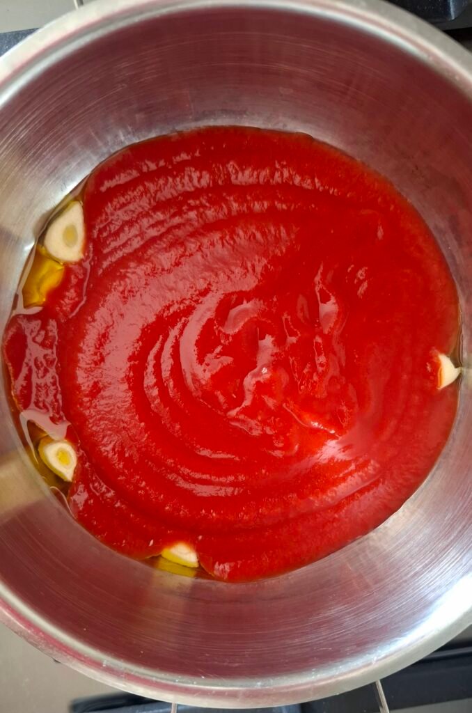 Passata pomodoro con olio aglio peperoncino