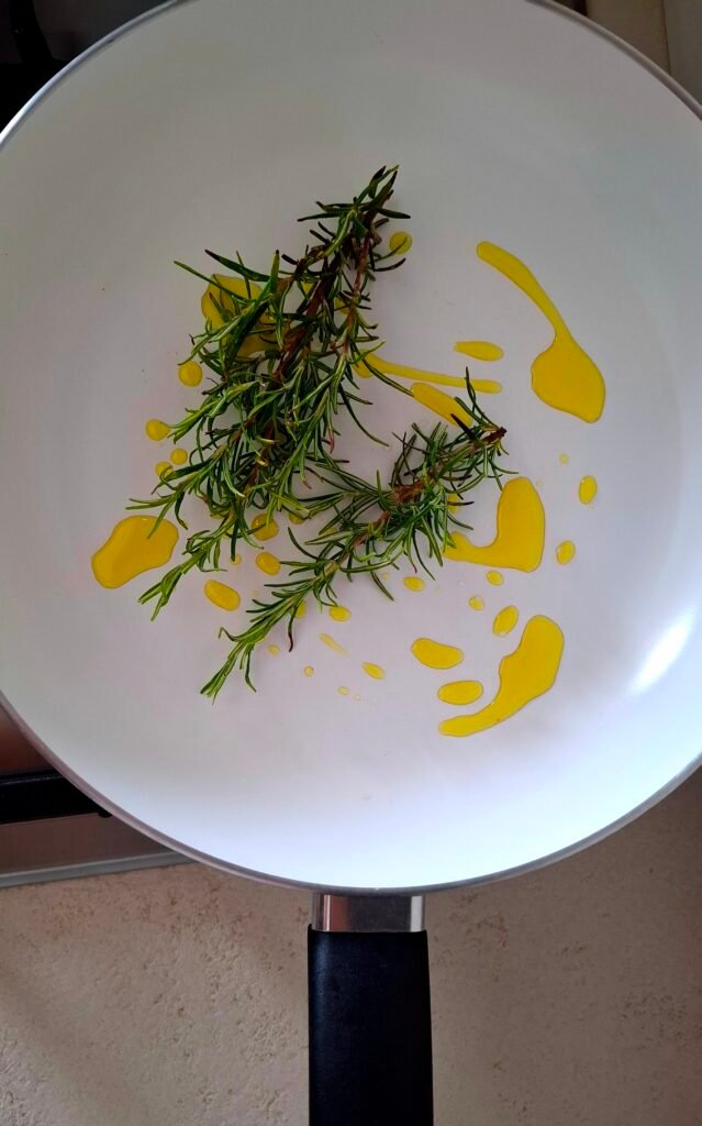 Olio e rosmarino in padella antiaderente 