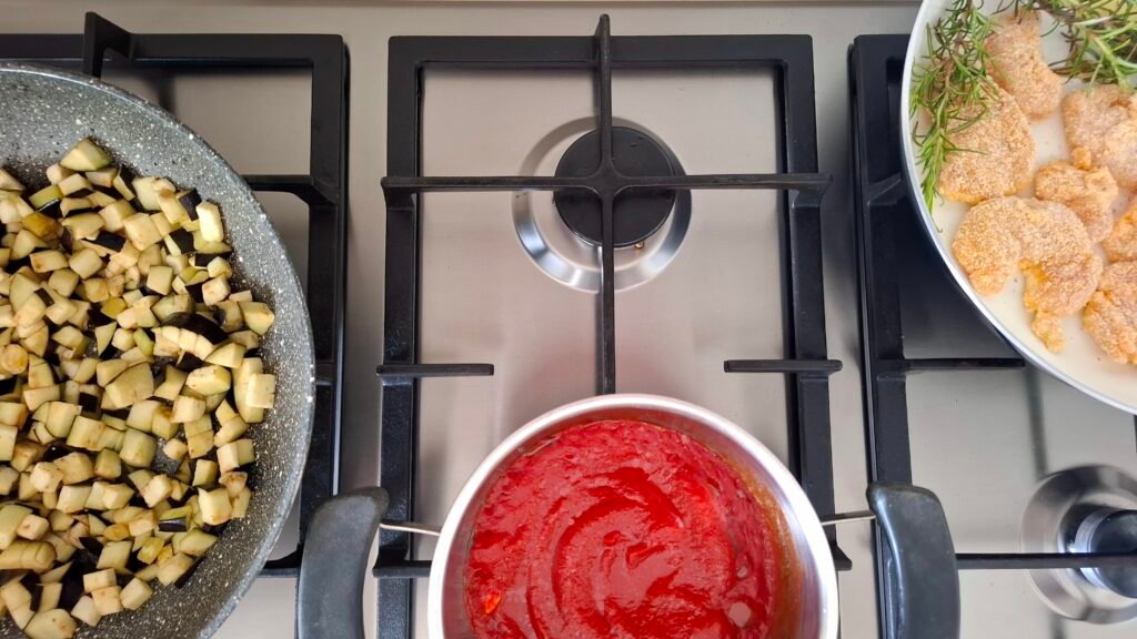 3 padelle sui fuochi con salsa melanzane e pollo