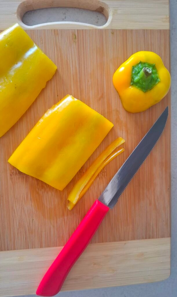 Peperone a listarelle sottili con coltellino
